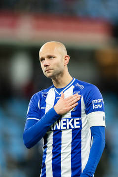 IFK Göteborgs Robin Söder tackas av