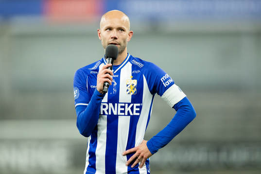 IFK Göteborgs Robin Söder tackas av