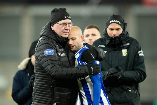 IFK Göteborgs läkare Jon Karlsson kramar om Robin Söder