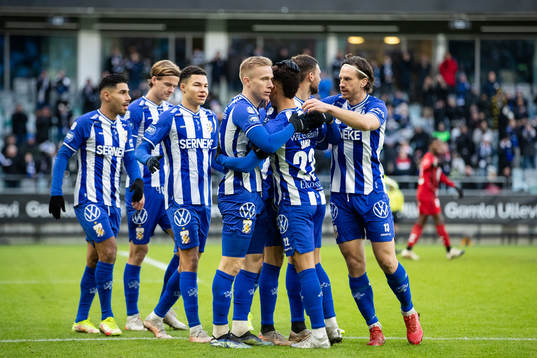 IFK Göteborgs Marcus Berg jublar ihop med lagkamrater