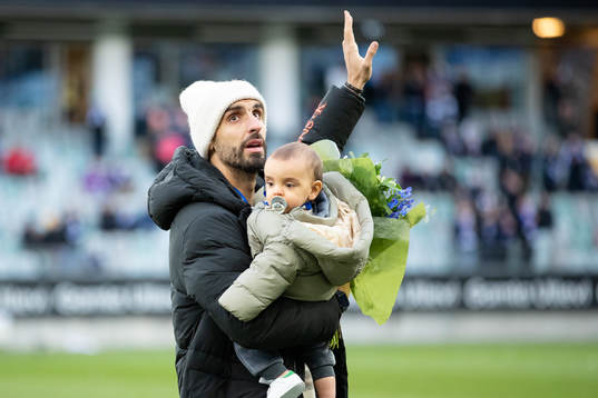 IFK Göteborgs målvakt Giannis Anestis tackas av innan