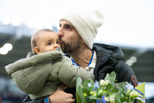 IFK Göteborgs målvakt Giannis Anestis tackas av innan