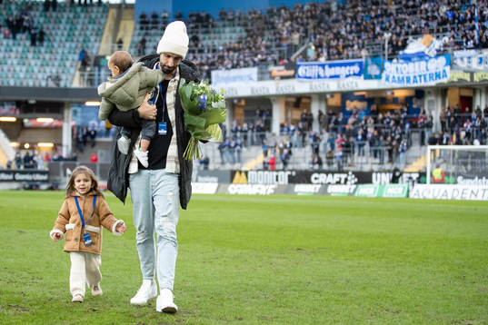 IFK Göteborgs målvakt Giannis Anestis tackas av innan