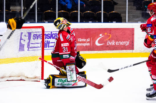 Modos målvakt Henrik Tikkanen deppar