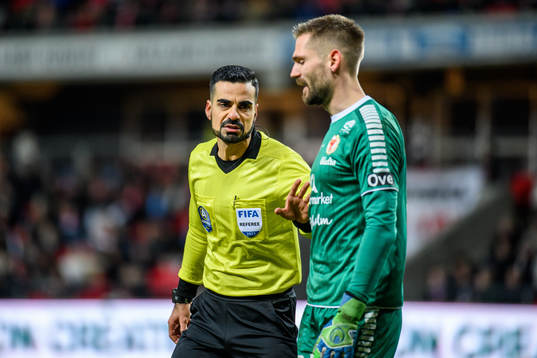 Domare Mohammed Al-Hakim och Kalmars målvakt Lucas Hägg