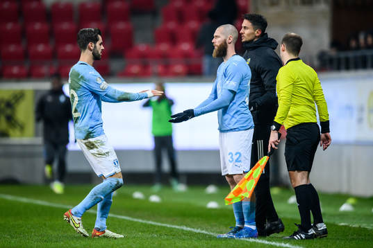 Malmö FFs Adi Nalic byts ut mot Jo Inge Berget