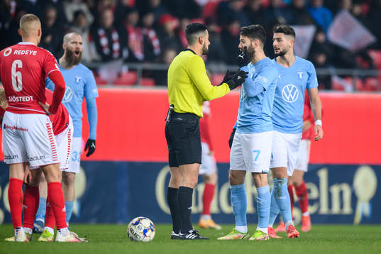 Domare Mohammed Al-Hakim och Malmö FFs Erdal Rakip