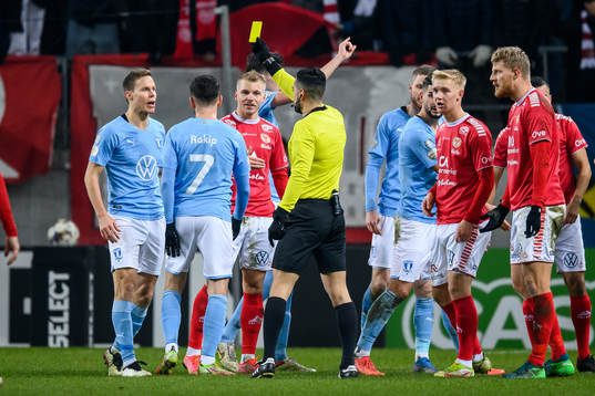 Malmö FFs Niklas Moisander får ett gult kort