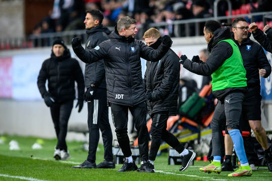 Malmö FFs huvudtränare Jon Dahl Tomasson jublar