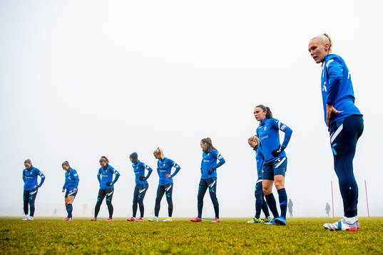 Ingrid Syrstad Engen, Maria Thorisdottir and players of the