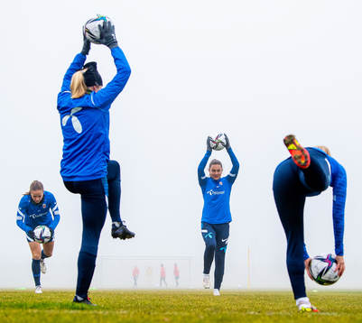 Guro Reiten, Vilde Bøe Risa and players of the Norwegian
