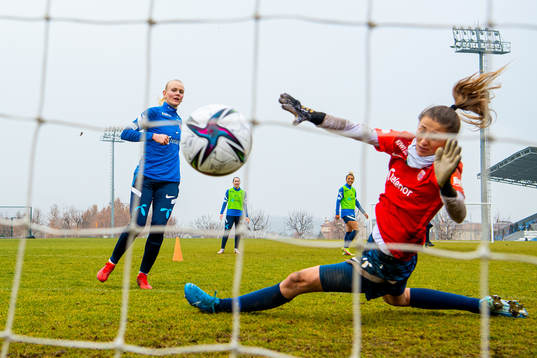 Karina Sævik and goalkeeper Cecilie Fiskerstrand of the