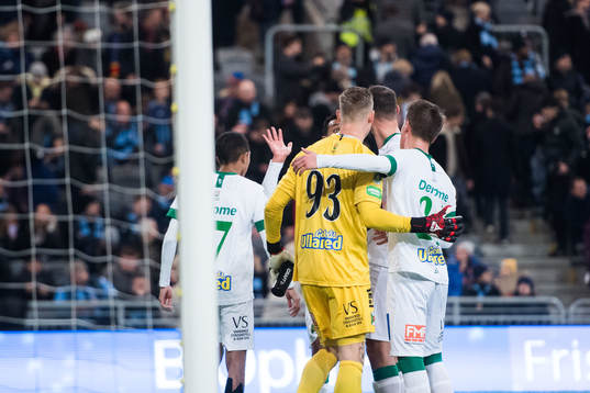 Varbergs målvakt Philip Mårtensson jublar