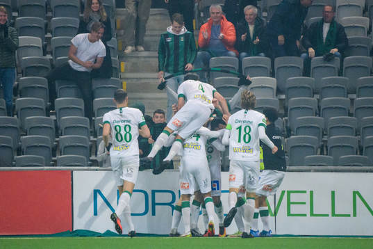 Varbergs Albin Winbo jublar med lagkamrater