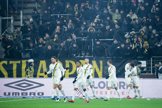 s Nicolas Stefanelli jublar med lagkamrater