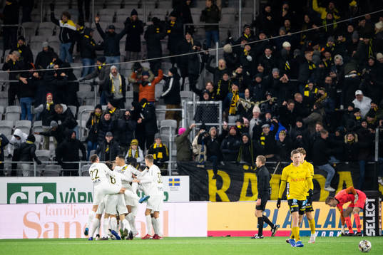 s Nicolas Stefanelli jublar med lagkamrater