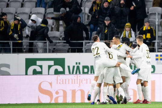 s Nicolas Stefanelli jublar med lagkamrater