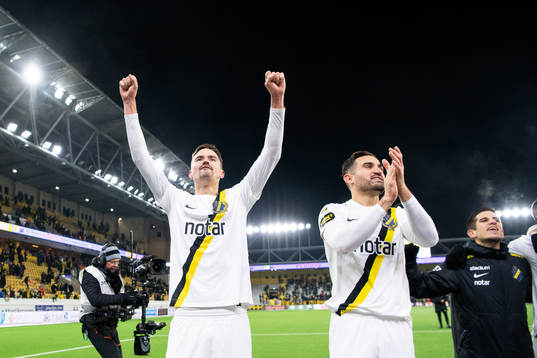 s Mikael Lustig jublar