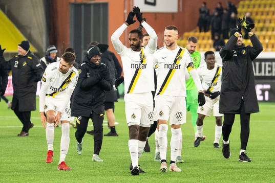 s Henok Goitom jublar med lagkamrater