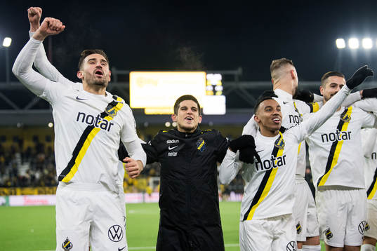 s Nicolas Stefanelli jublar med Nabil Bahoui och Bilal