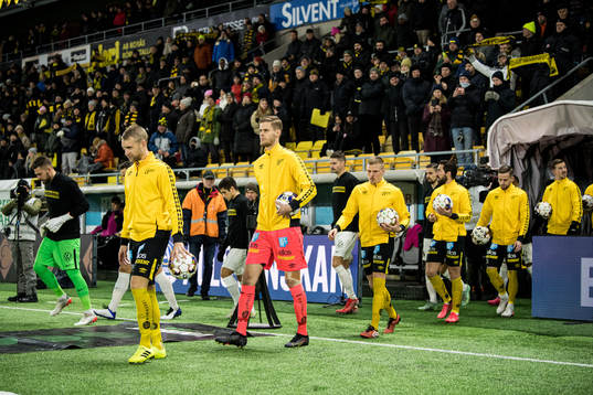 Spelarna i AIK och Elfsborg kommer in på arenan