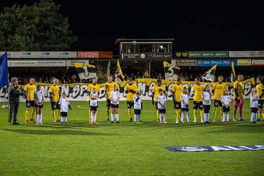 Mjällby med supportertröjor