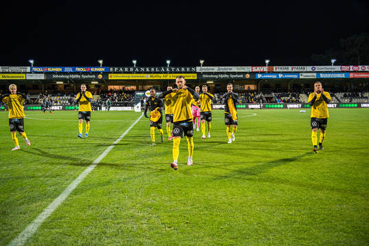 Mjällby med supportertröjor