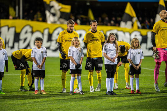 Mjällby med supportertröjor