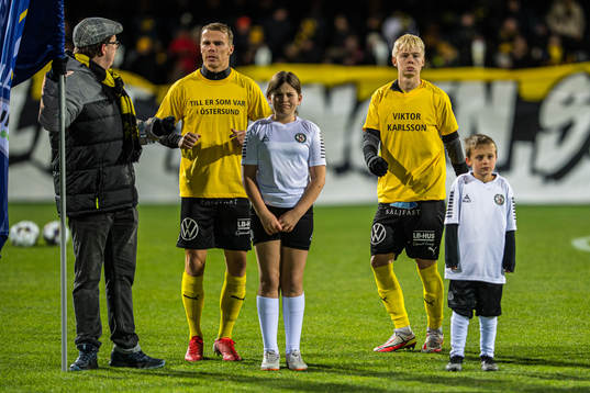 Mjällby med supportertröjor
