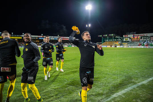 Mjällbys Ivan Kricak kastar en tröja till supportrarna