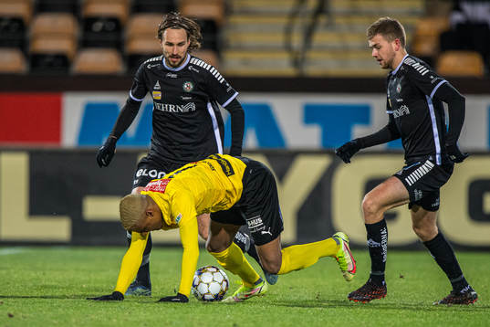 Örebros Kevin Walker , Mjällbys Amin Sarr 0ch Örebros