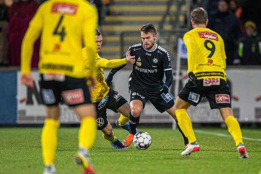 Örebros Benjamin Hjertstrand och Mjällbys Jacob Bergström