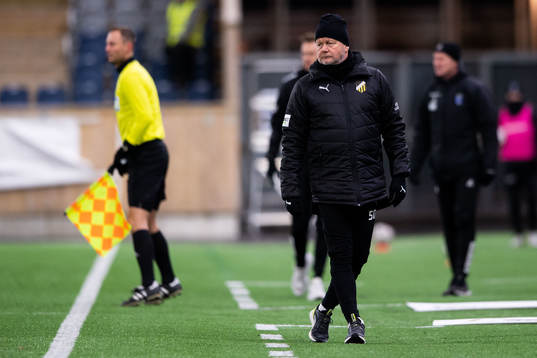 Häckens tränare Per-Mathias Högmounder fotbollsmatchen i