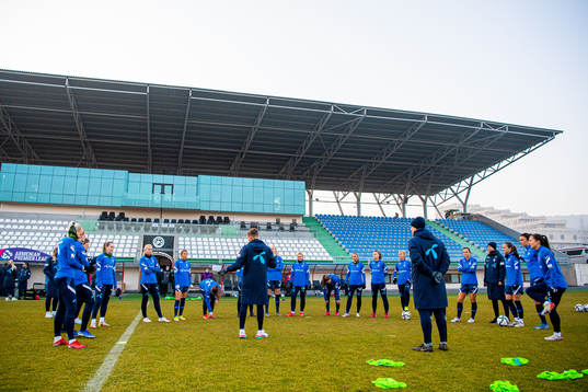 Martin Sjögren, head coach of Norway, talks to the players