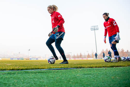 Goalkeepers Guro Pettersen and Rugile Rulyte of the