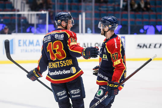 Djurgårdens Rasmus Bengtsson (v) jublar med Peter Holland