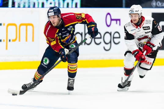 Djurgårdens Josef Ingman jagas av Malmö Redhawks Johan