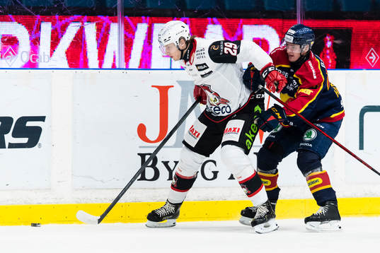 Malmö Redhawks Eric Engstrand i kamp om pucken med
