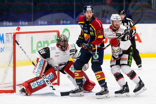Djurgårdens Peter Holland oroar framför Malmö Redhawks