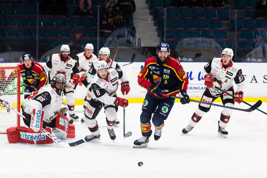 Djurgårdens Ludvig Rensfeldt jagar puck