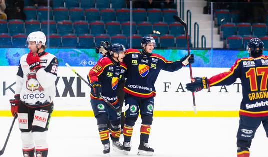 Djurgårdens Ludvig Hedström (m) gör 1-0 och omfamnas av