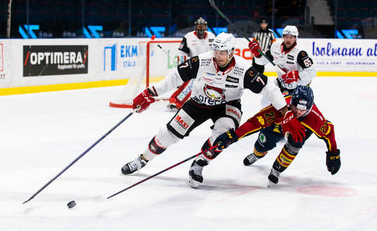 Malmö Redhawks Oliver Lauridsen i kamp om pucken med