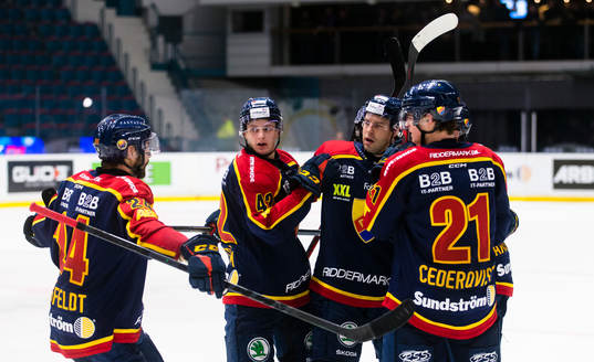 Djurgårdens Linus Andersson gör 3-0 och gratuleras av