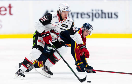 Malmö Redhawks Carl Persson i kamp om pucken med