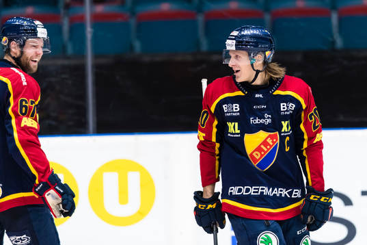 Djurgårdens Peter Holland (v) och Marcus Sörensen ser