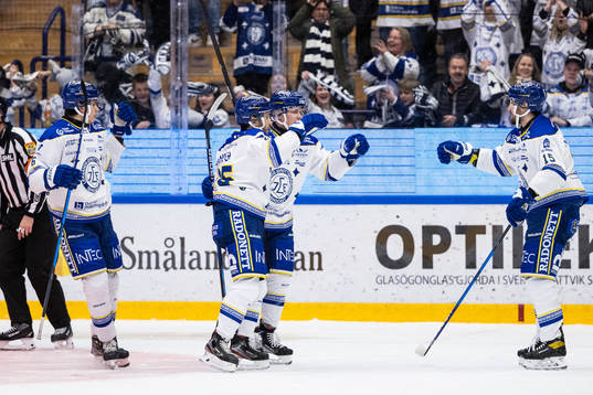 Leksands Patrik Zackrisson  jublar med lagkamrater