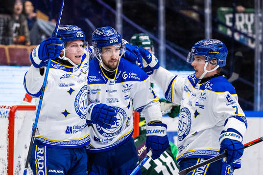 Leksands Max Veronneau jublar med lagkamrater