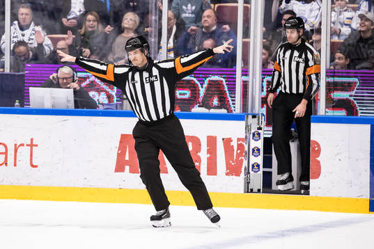 Domere Richard Nordlöv dömmer bort Färjestads 5-5 mål