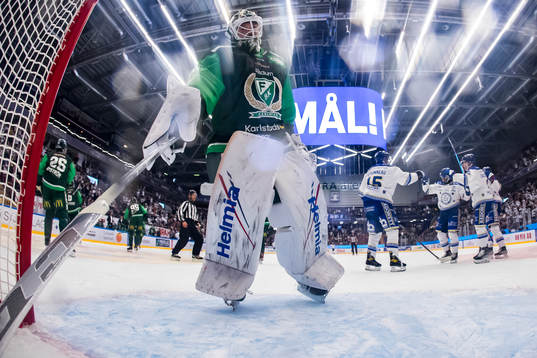 Färjestads målvakt Dominik Furch deppar