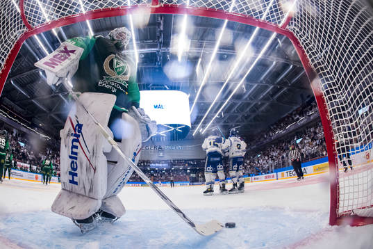 Färjestads målvakt Dominik Furch deppar